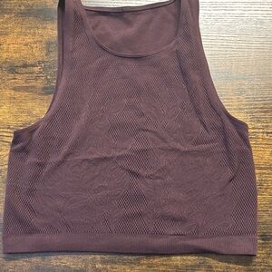 Reveal knit floral crop tank in good night plum